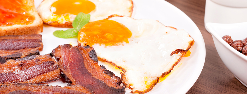 bacon, fried eggs, and toast with jelly